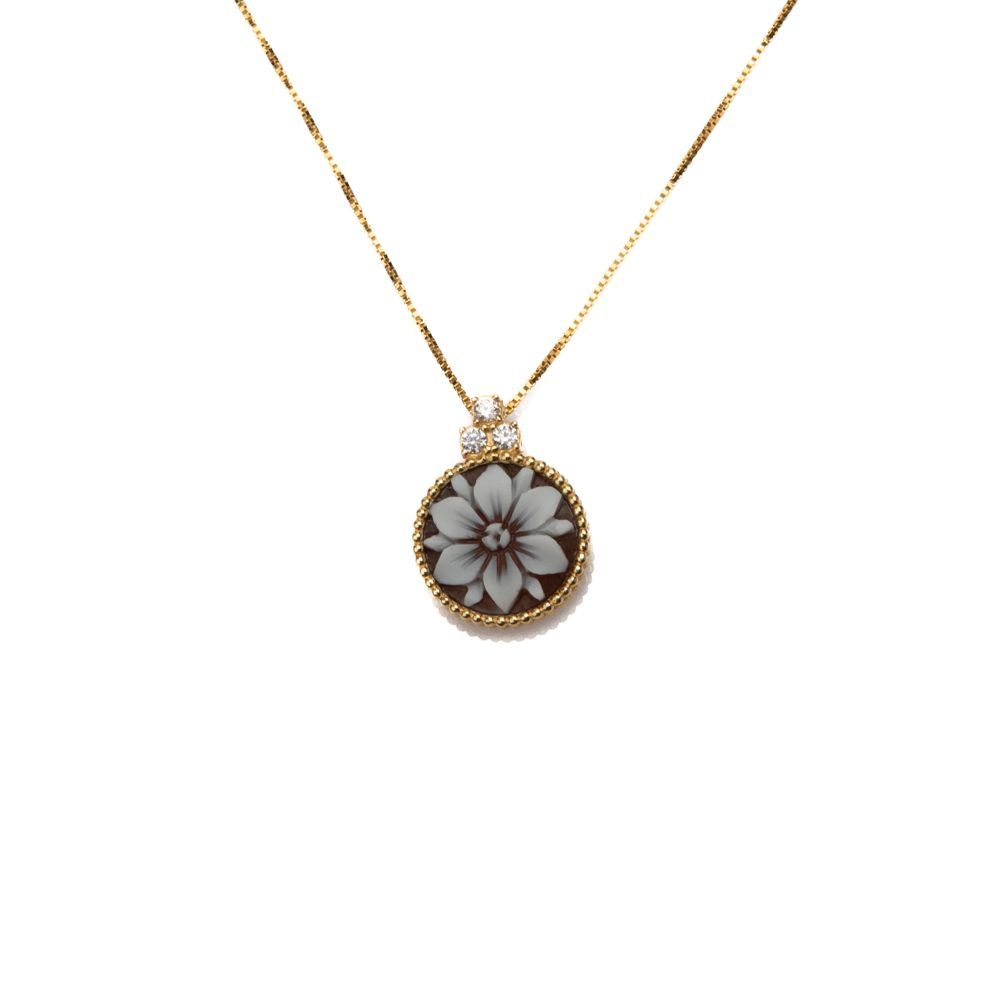 Collana con cammeo floreale e dettagli luminosi