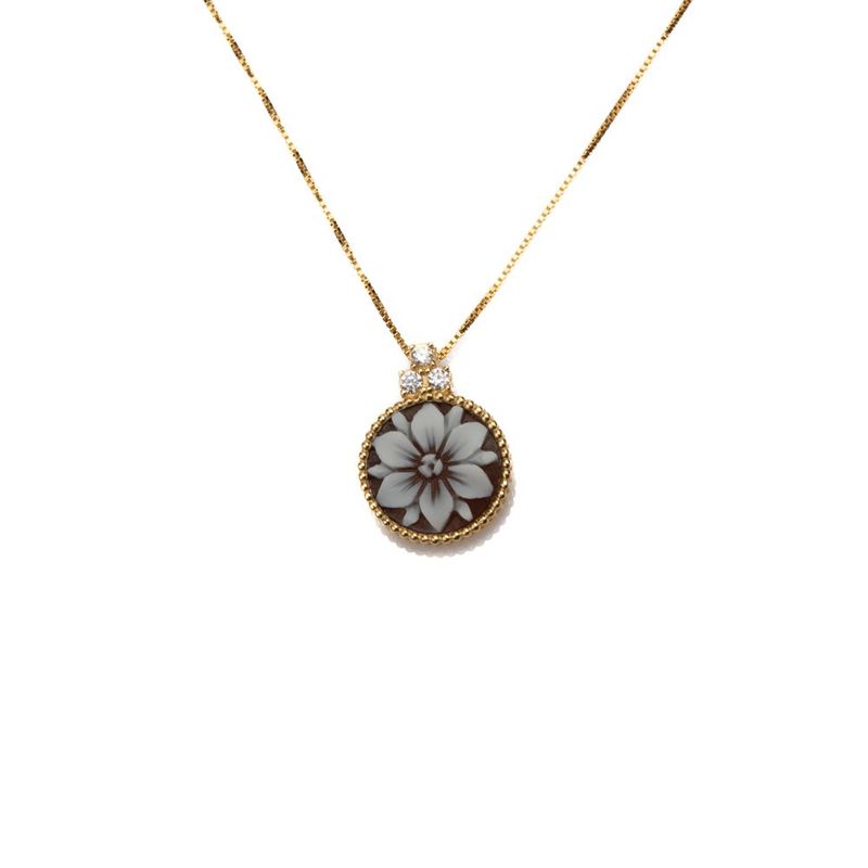 Collana con cammeo floreale e dettagli luminosi