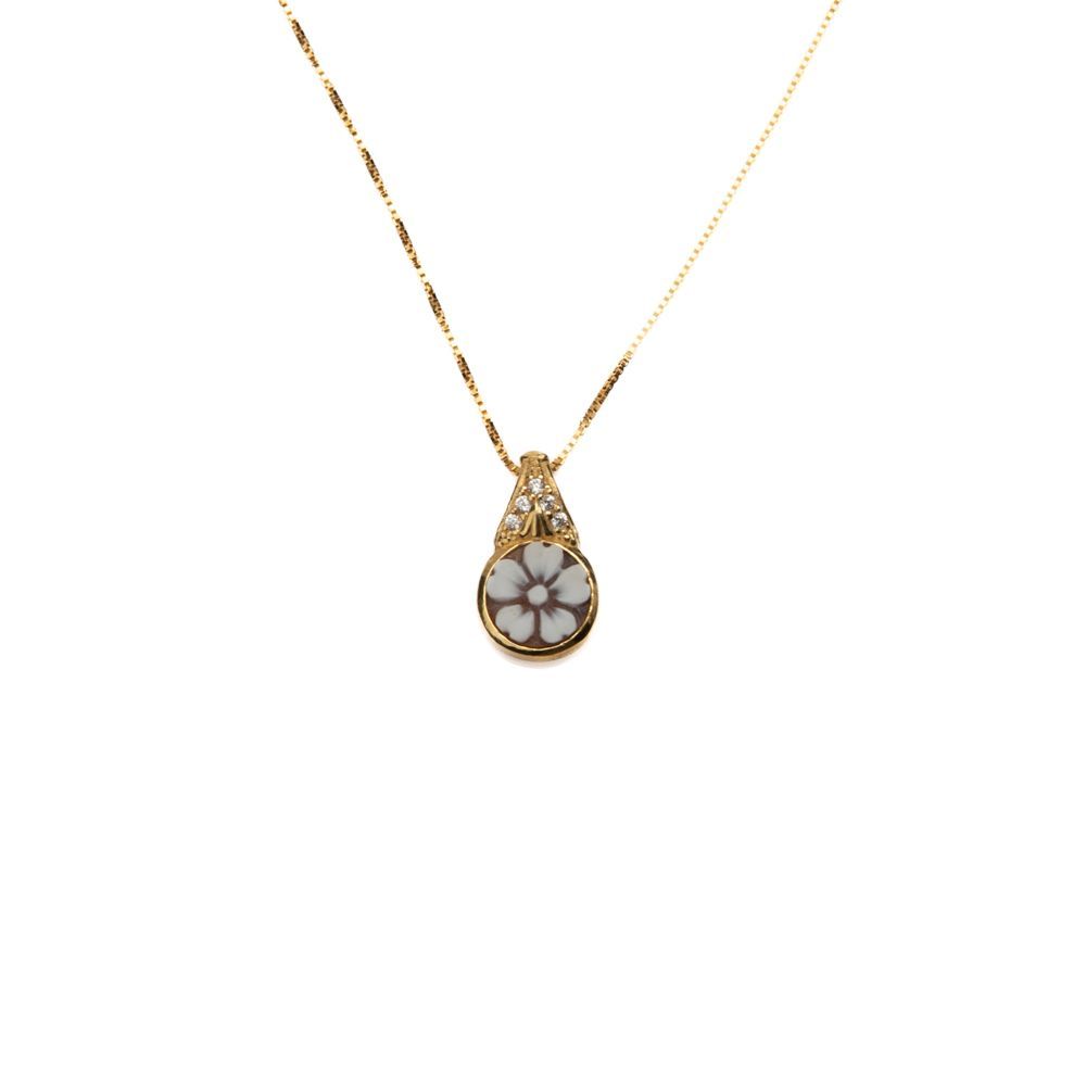 Collana con pendente floreale in cammeo e dettagli luminosi