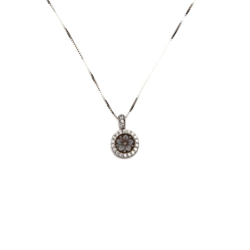 Collana con pendente cammeo floreale e cornice luminosa