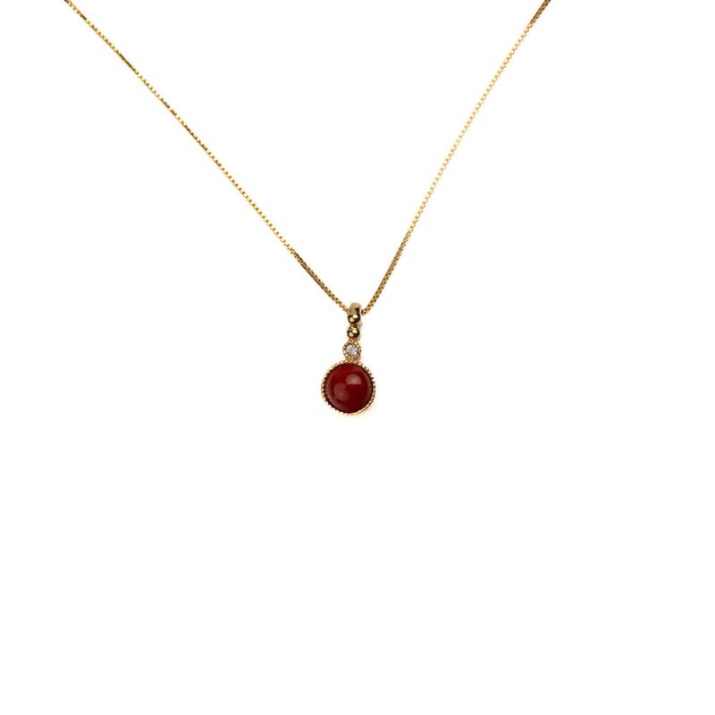 Collana in finitura placcata oro con pendente in corallo rosso e punto luce