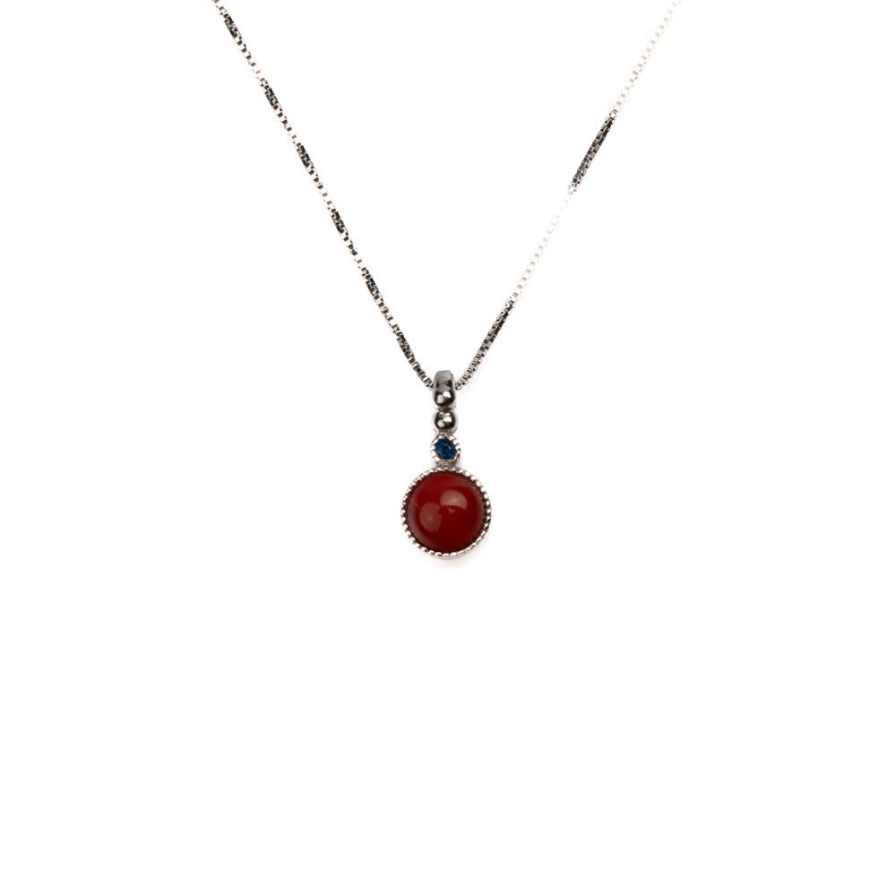 Collana in finitura argento con corallo rosso e dettaglio blu