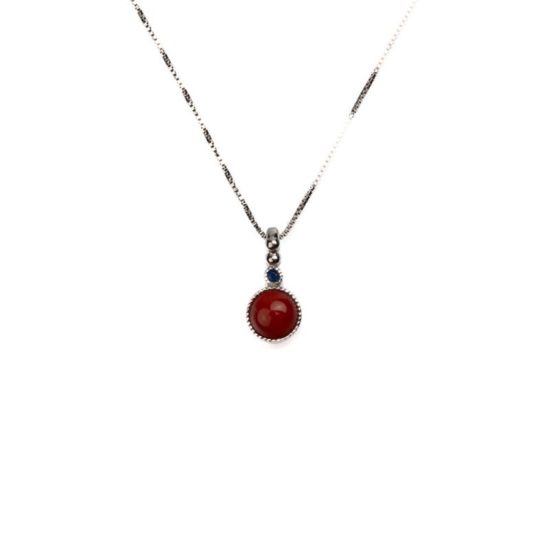 Collana in finitura argento con corallo rosso e dettaglio blu