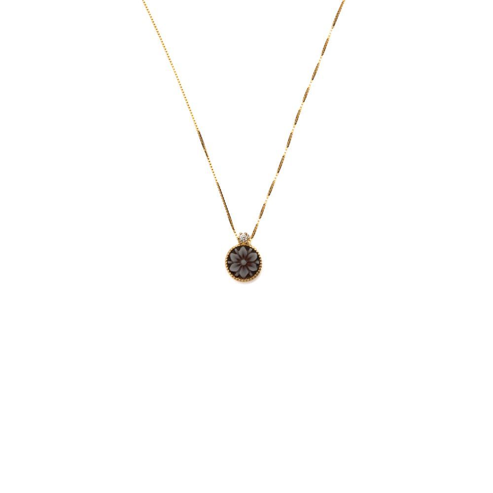 Collana con pendente cammeo floreale e dettagli luminosi