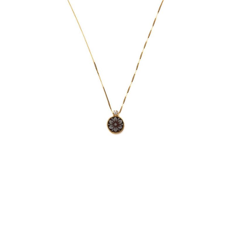 Collana con pendente cammeo floreale e dettagli luminosi