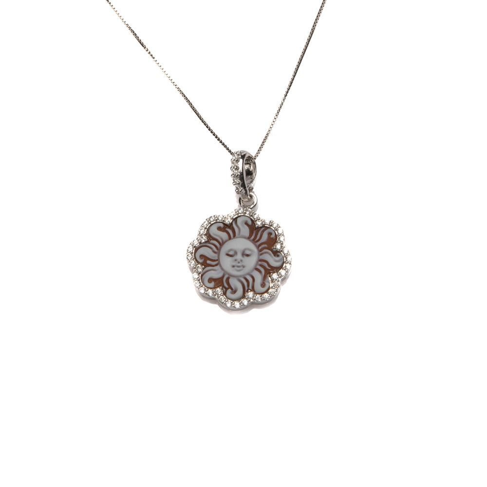 Collana con pendente sole inciso e dettagli luminosi