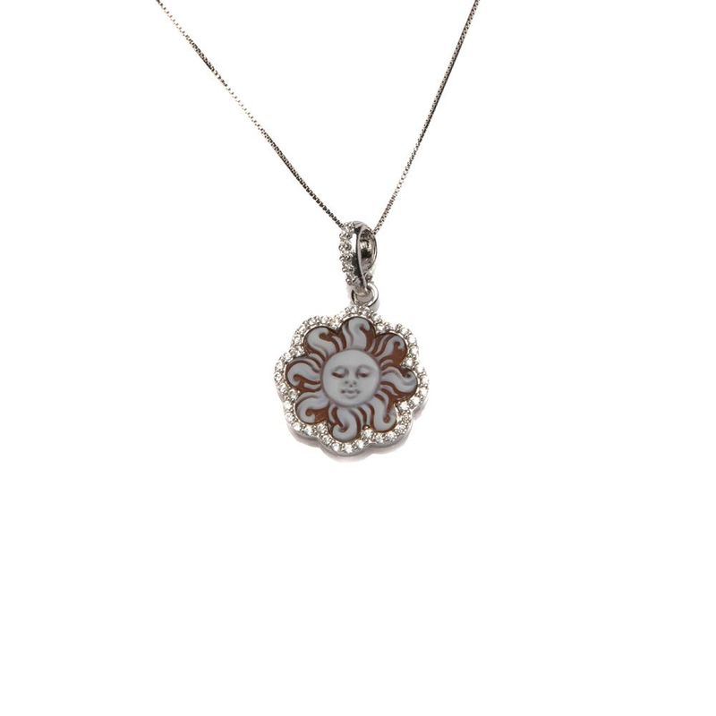 Collana con pendente sole inciso e dettagli luminosi