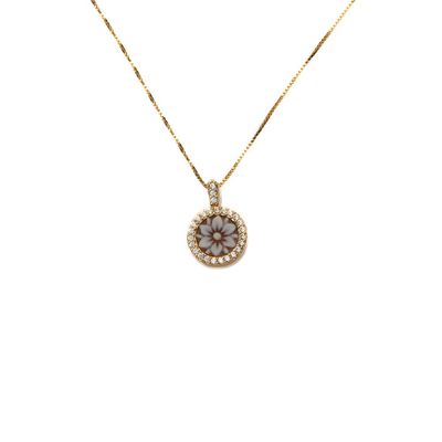 Collana in finitura placcata oro con pendente floreale e pavé luminoso Collana in finitura placcata oro con pendente floreale e pavé luminoso