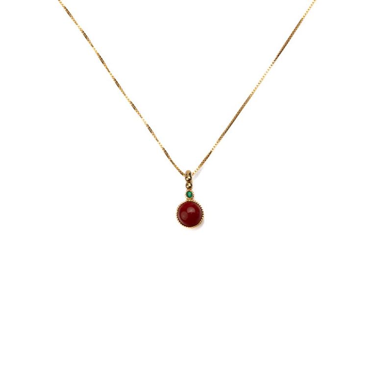 Collana dorata con pendente in corallo rosso e dettaglio verde