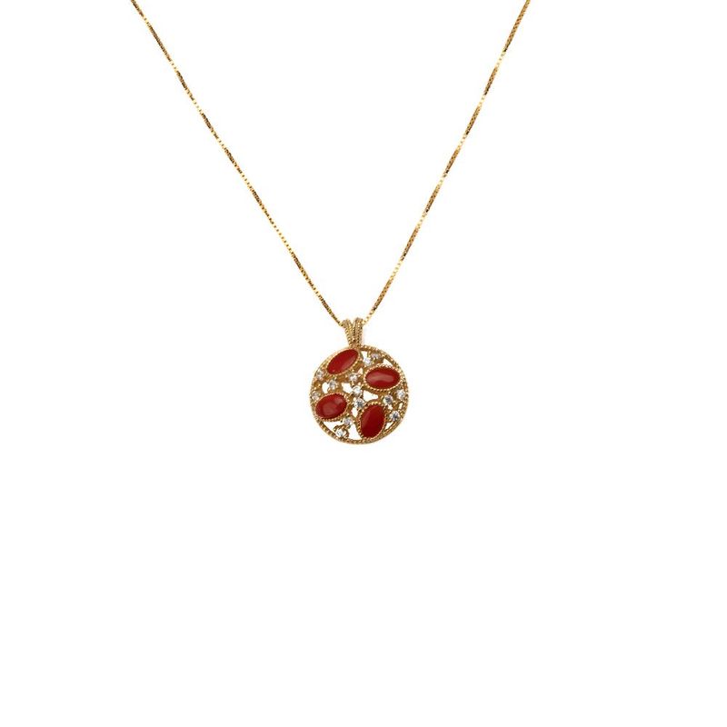 Collana dorata con pendente decorato in corallo rosso e pavé luminoso