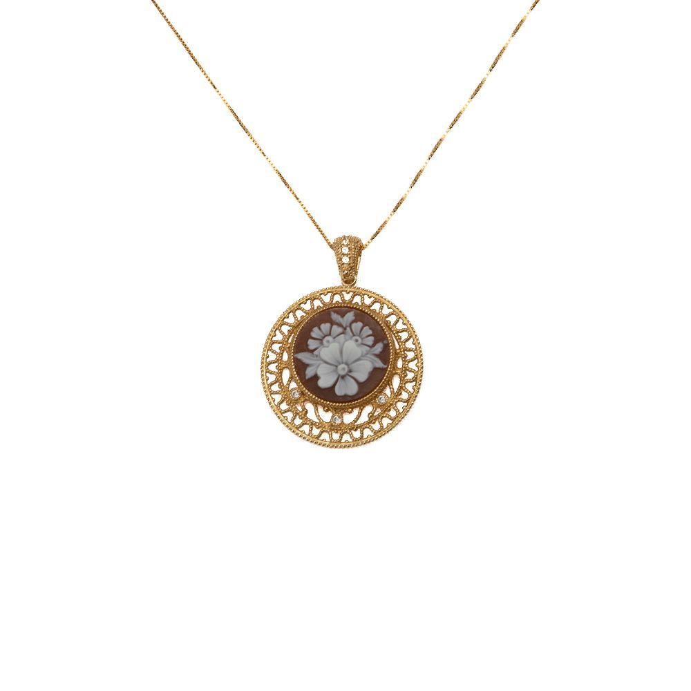 Collana con cammeo floreale e dettagli traforati