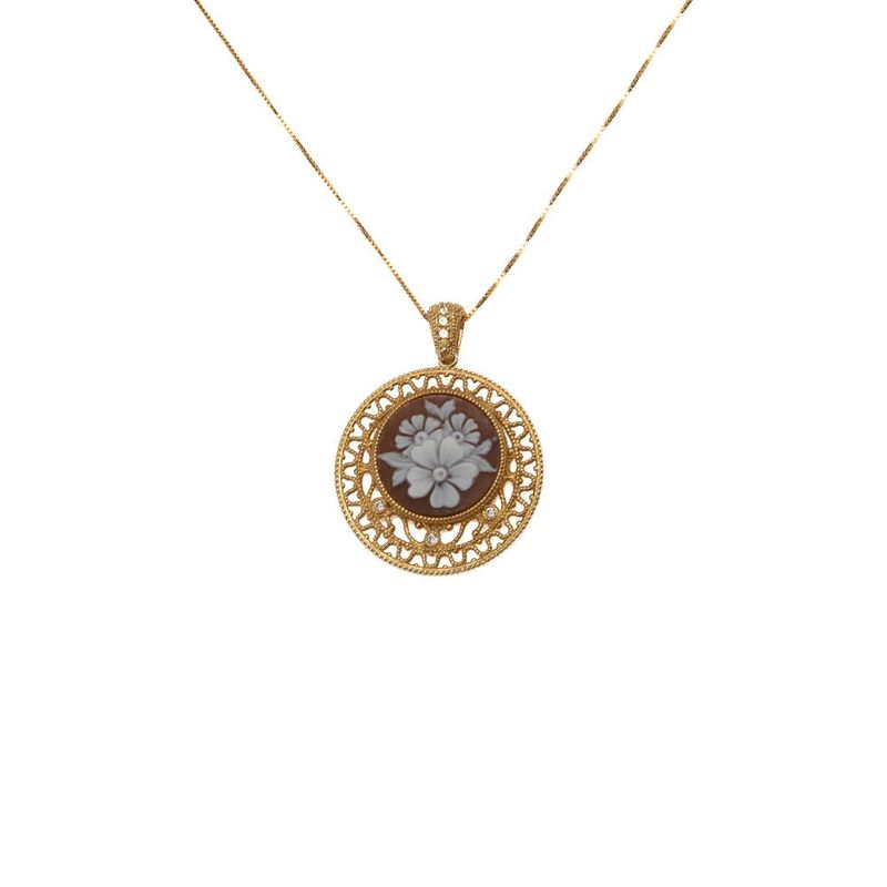 Collana con cammeo floreale e dettagli traforati