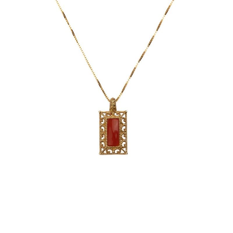 Collana con pendente rettangolare in corallo rosso e cornice decorata