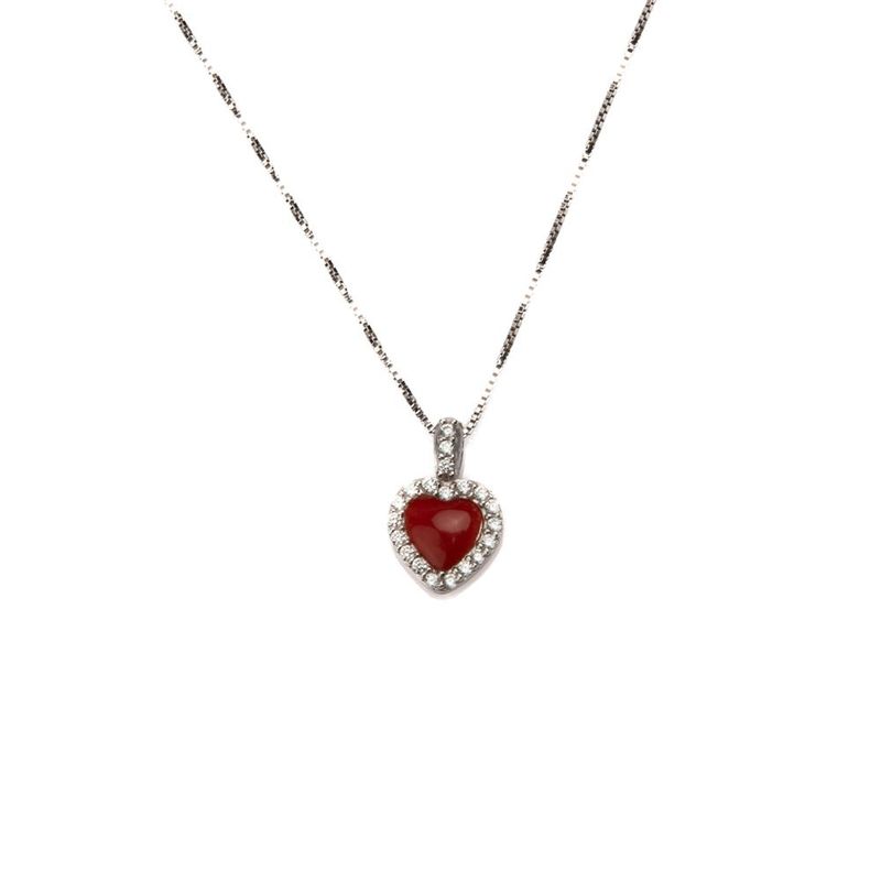 Collana con pendente a cuore in corallo rosso e dettagli luminosi