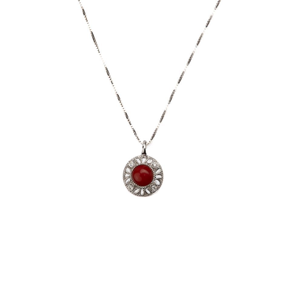 Collana con pendente tondo in corallo rosso e lavorazione traforata