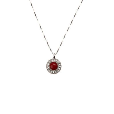 Collana con pendente tondo in corallo rosso e lavorazione traforata