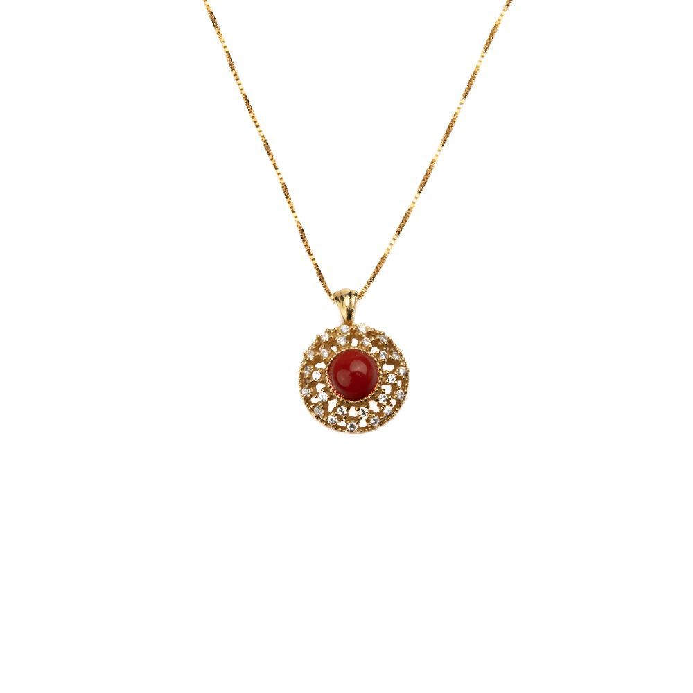 Collana con pendente rotondo e corallo rosso centrale Collana con pendente rotondo e corallo rosso centrale