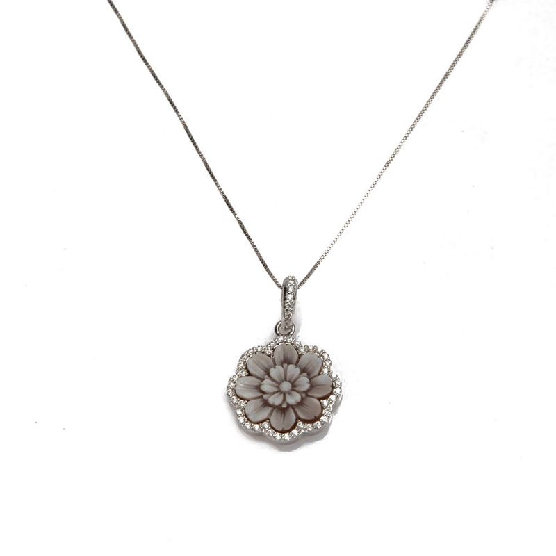 Collana con pendente floreale intagliato e cornice brillante