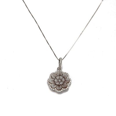 Collana con pendente floreale intagliato e cornice brillante