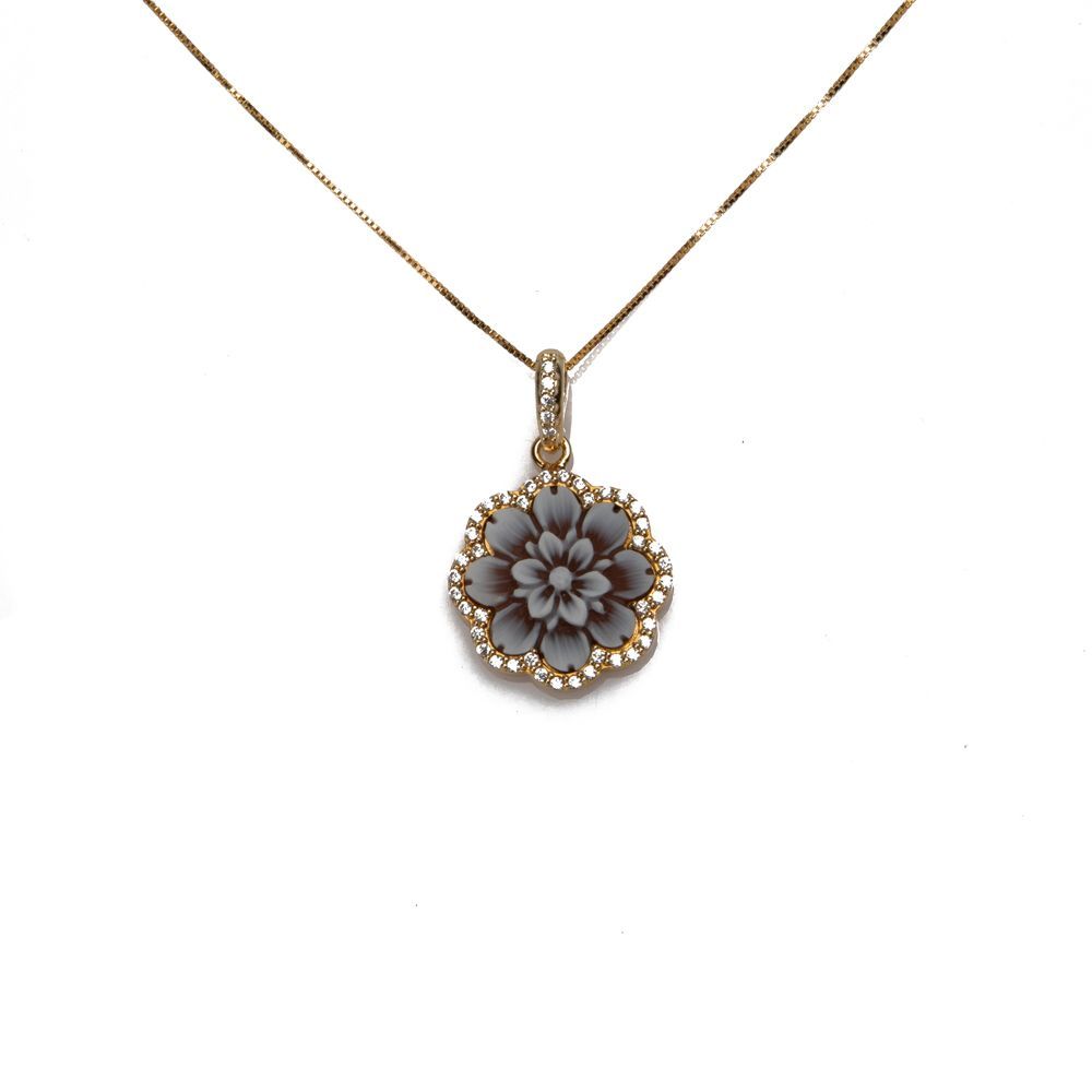 Collana con pendente floreale inciso e dettagli luminosi in finitura oro