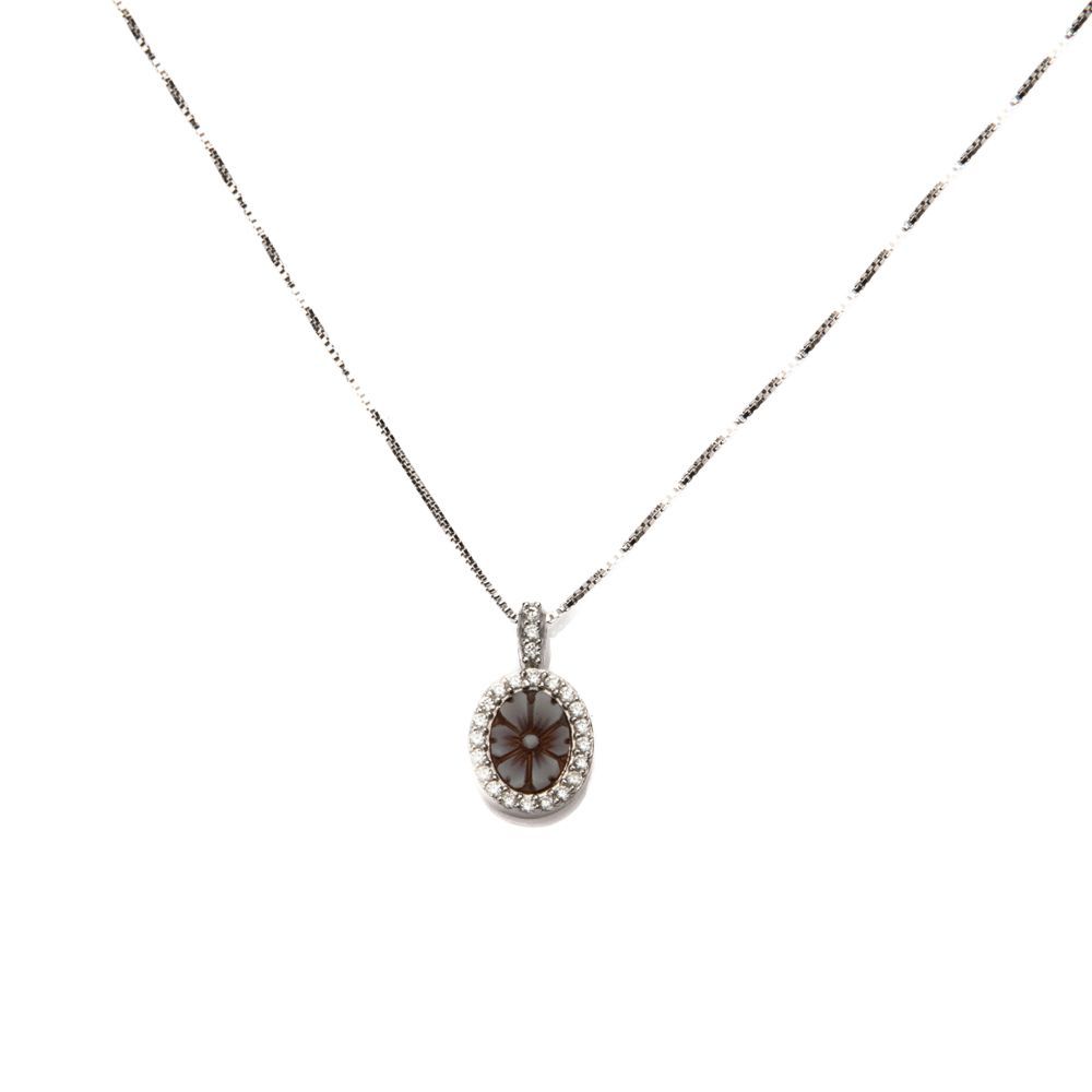 Collana in finitura argento con cammeo floreale e cornice brillante Collana in finitura argento con cammeo floreale e cornice brillante