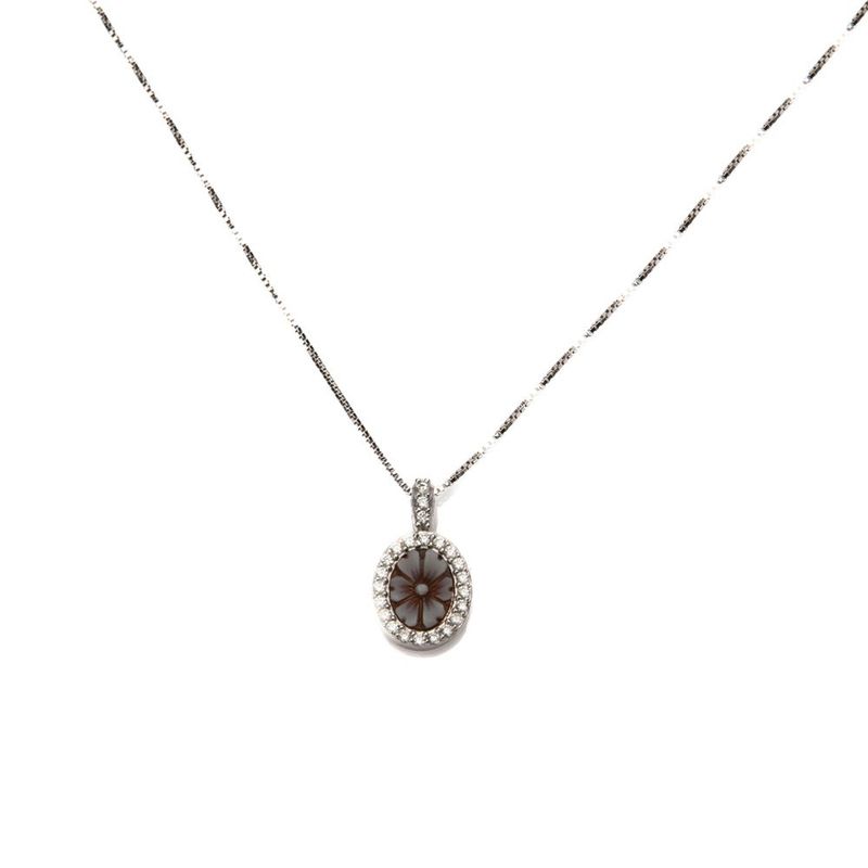 Collana in finitura argento con cammeo floreale e cornice brillante