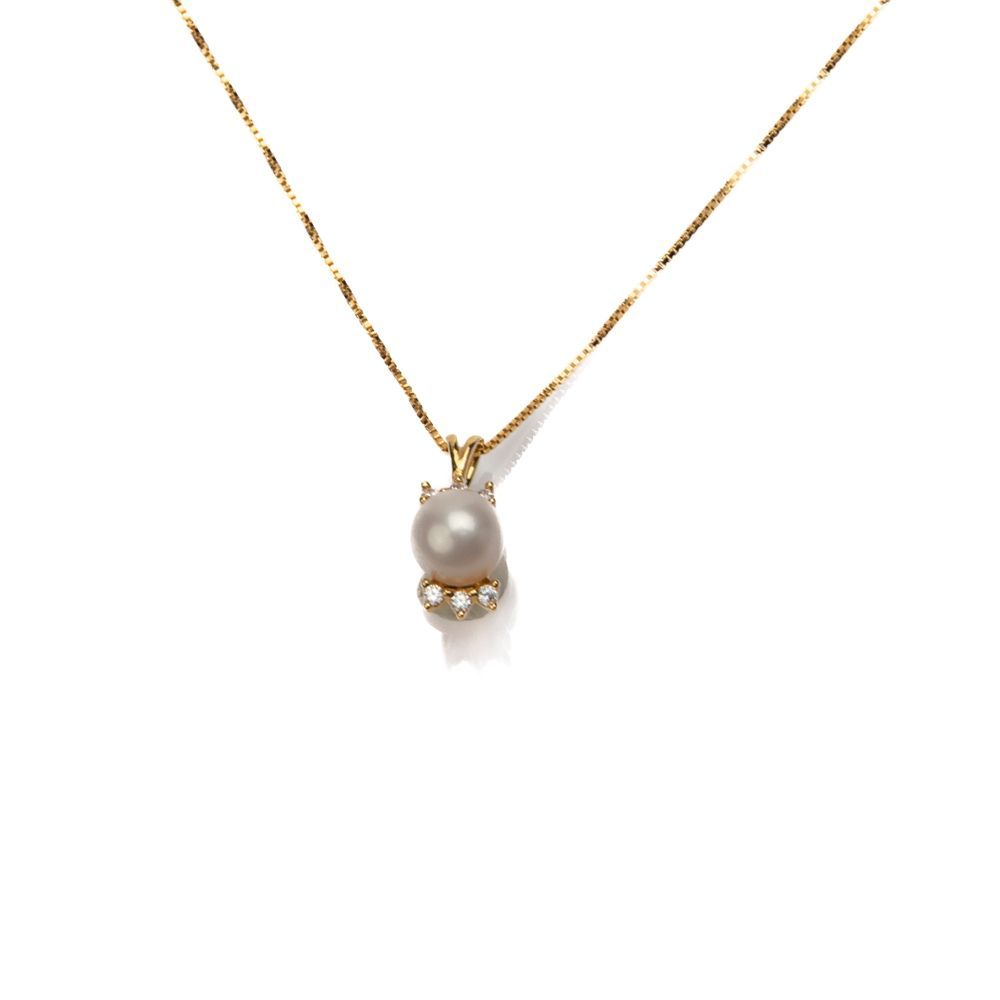 Collana dorata con perla centrale e dettagli luminosi