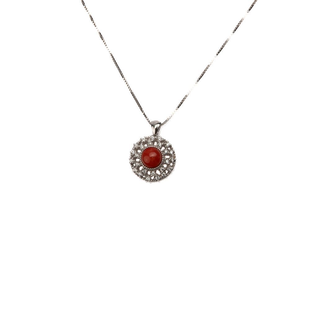 Collana in argento con pendente circolare e corallo rosso centrale