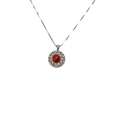 Collana in argento con pendente circolare e corallo rosso centrale