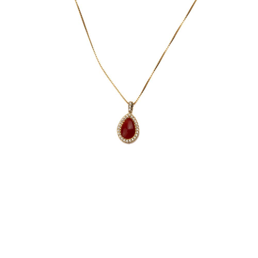Collana in finitura placcata oro con pendente a goccia in corallo rosso