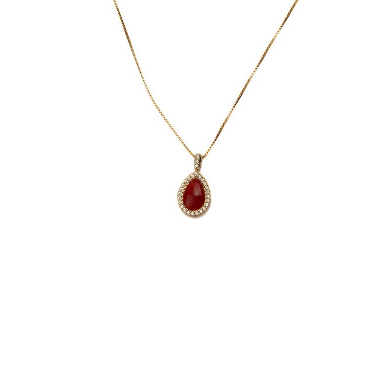 Collana in finitura placcata oro con pendente a goccia in corallo rosso