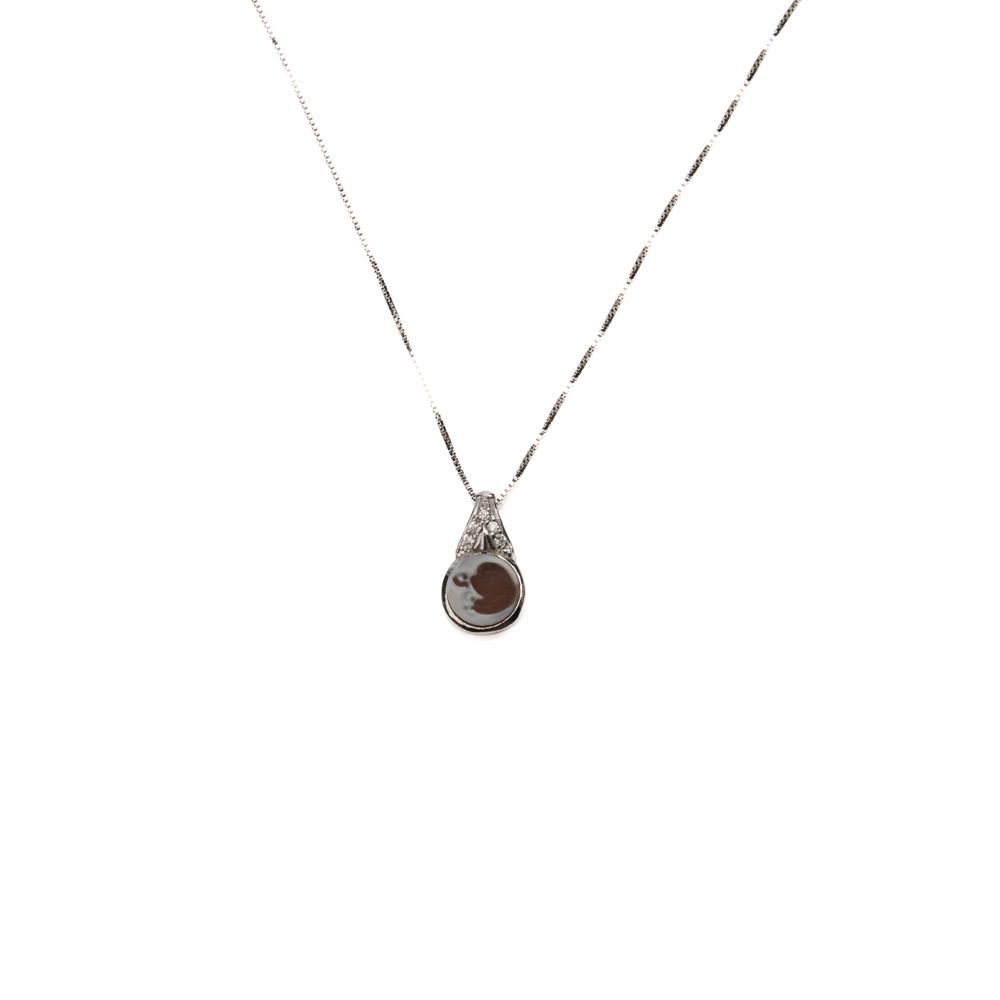 Collana in argento con cammeo e dettagli luminosi