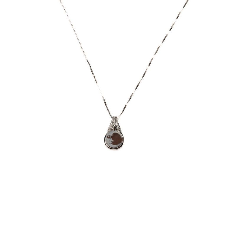 Collana in argento con cammeo e dettagli luminosi