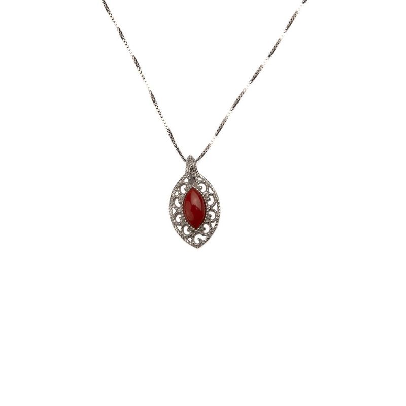 Collana in argento con pendente traforato e corallo rosso