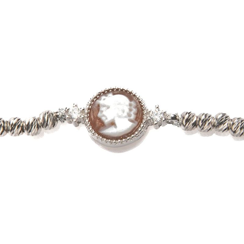 Bracciale in argento con cammeo centrale e dettagli luminosi