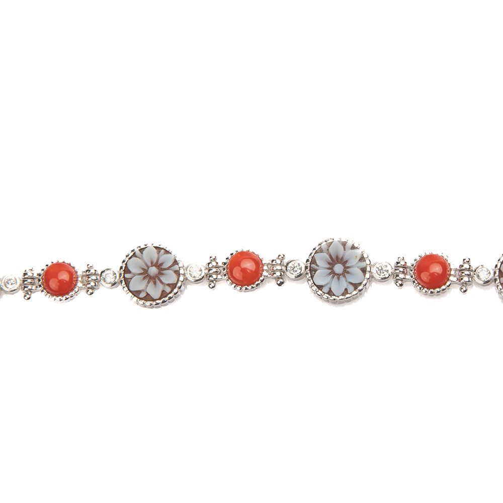 Bracciale in argento con cammei floreali e corallo rosso