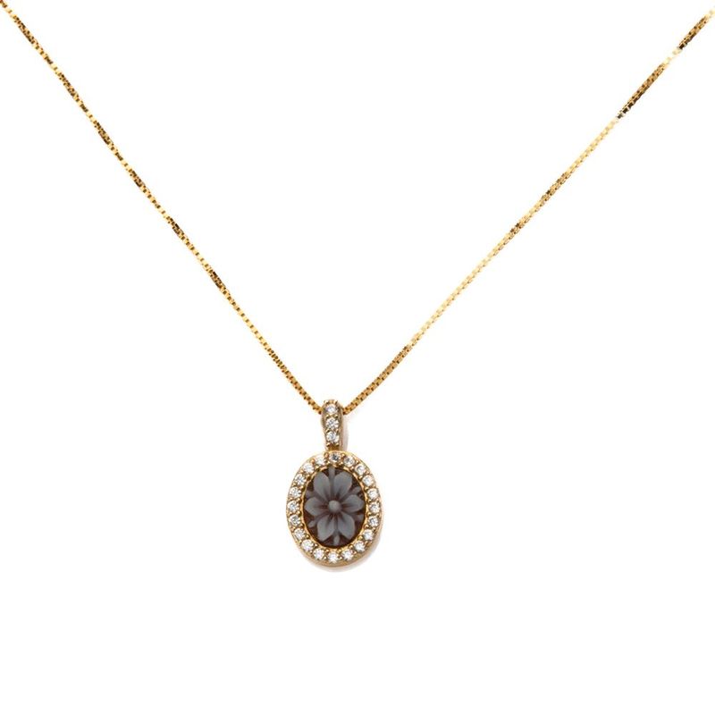 Collana dorata con pendente ovale floreale e pavé luminoso