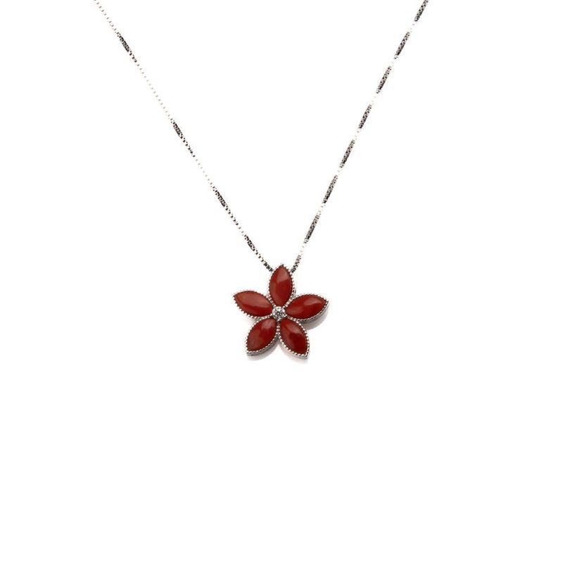 Collana argento con fiore rosso in corallo e dettagli luminosi