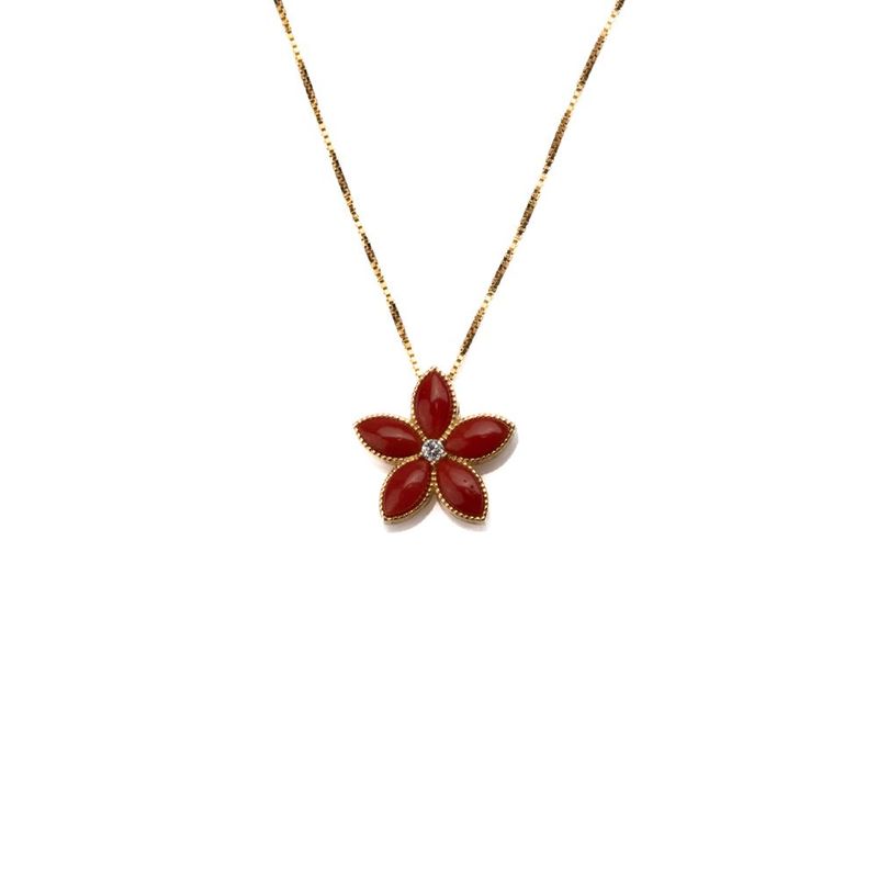 Collana placcata in oro con pendente a fiore in corallo rosso e punto luce