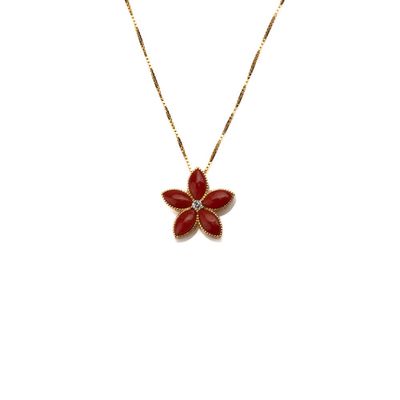 Collana placcata in oro con pendente a fiore in corallo rosso e punto luce