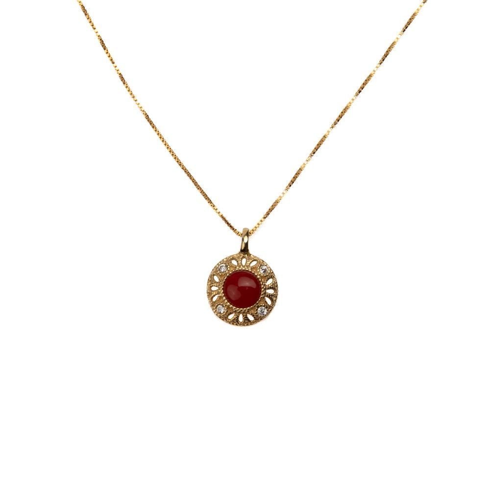 Collana dorata con pendente decorato e corallo rosso