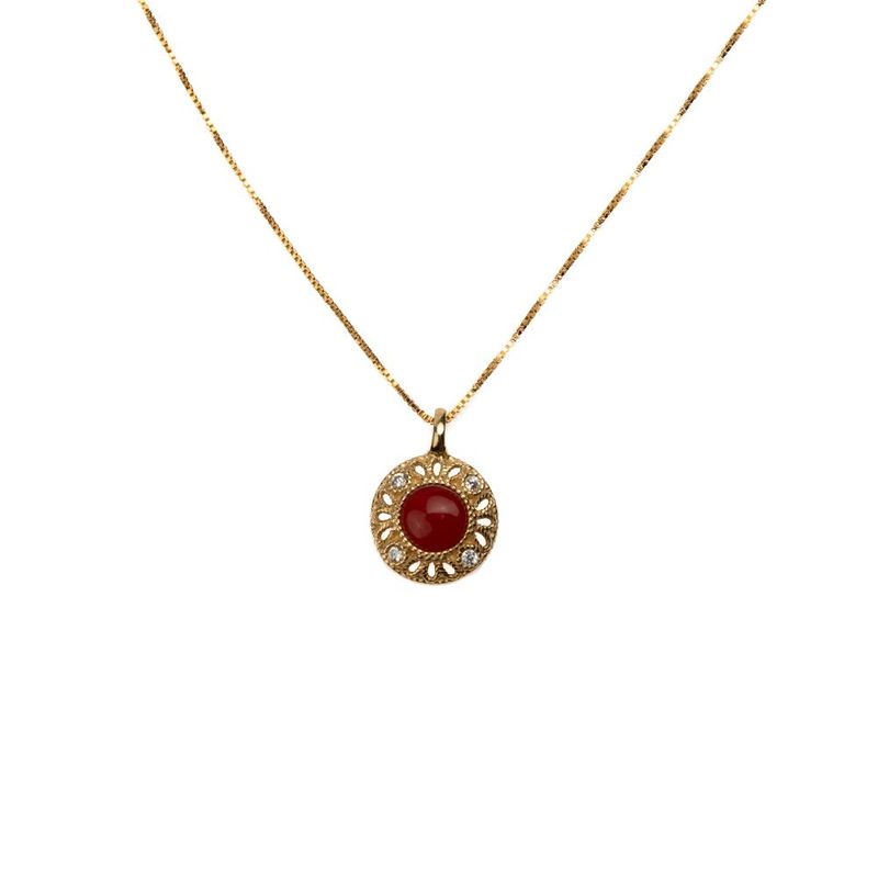Collana dorata con pendente decorato e corallo rosso