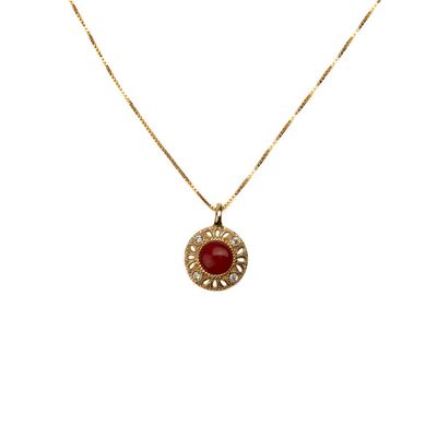 Collana dorata con pendente decorato e corallo rosso