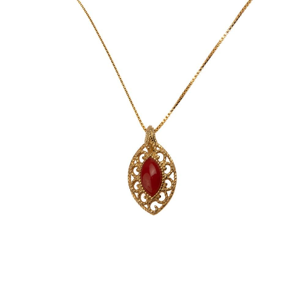Collana dorata con pendente filigranato e corallo rosso centrale