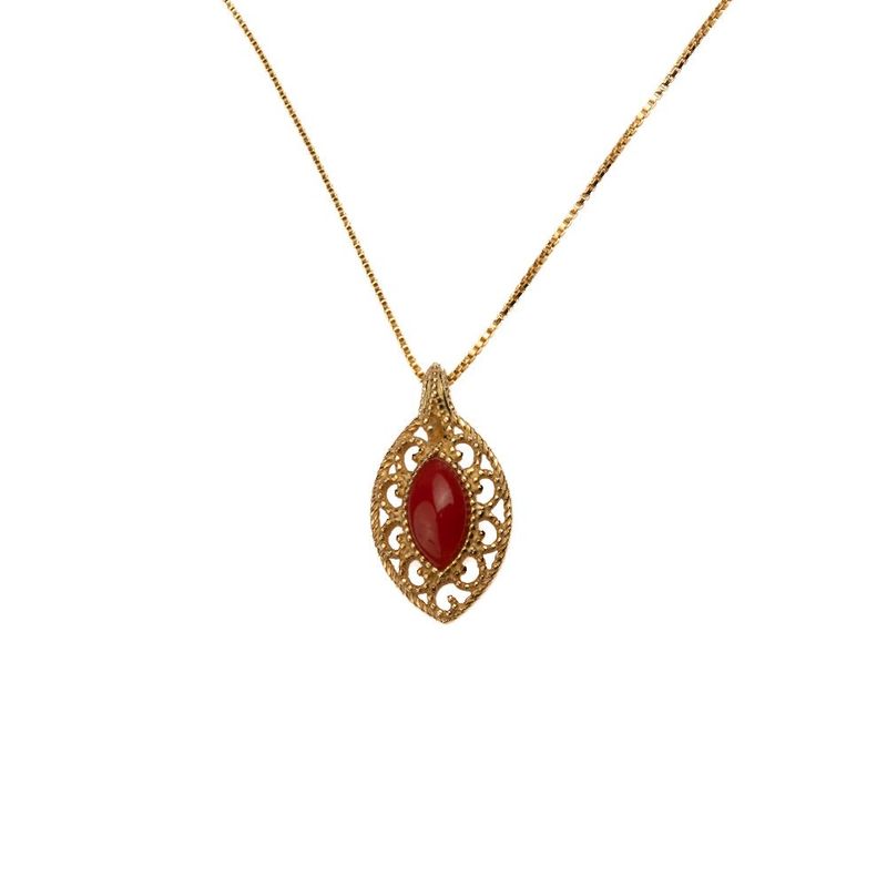 Collana dorata con pendente filigranato e corallo rosso centrale