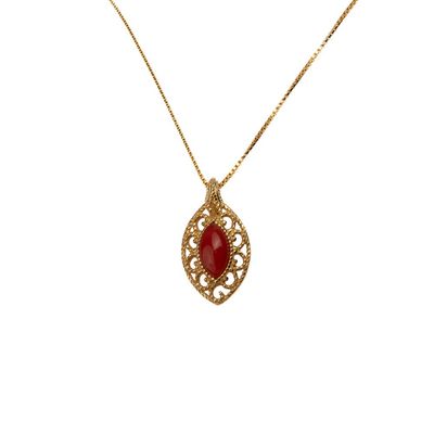 Collana dorata con pendente filigranato e corallo rosso centrale