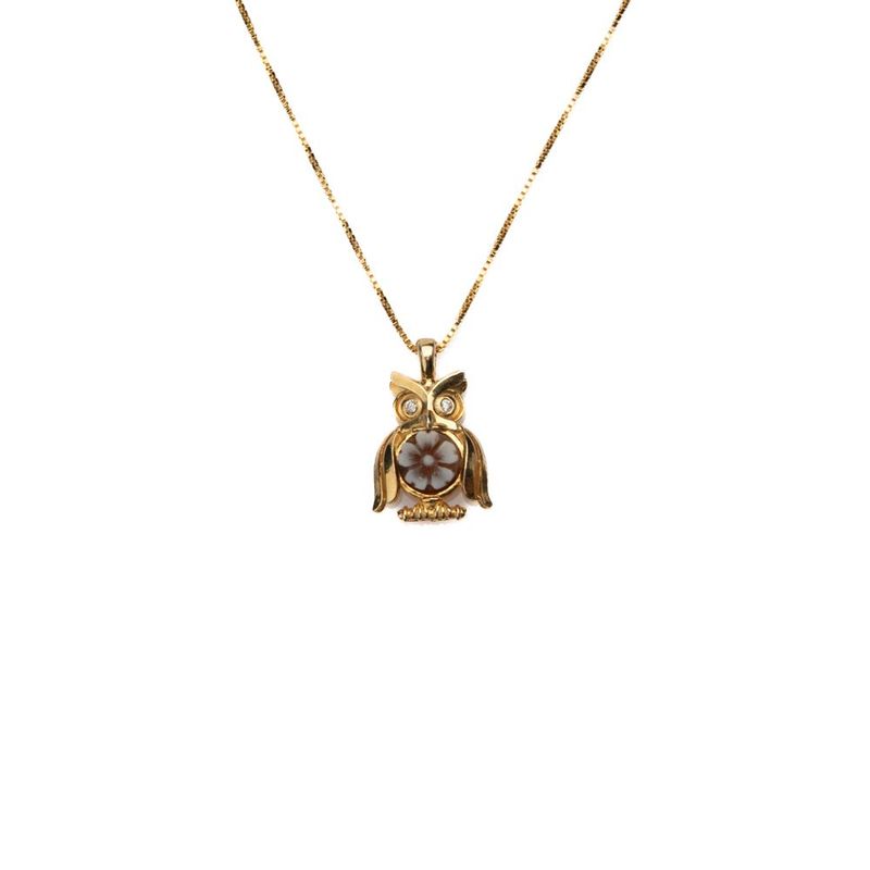 Collana placcata in oro con pendente gufo e cammeo floreale