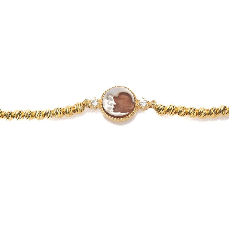 Bracciale dorato con cammeo inciso e dettagli luminosi