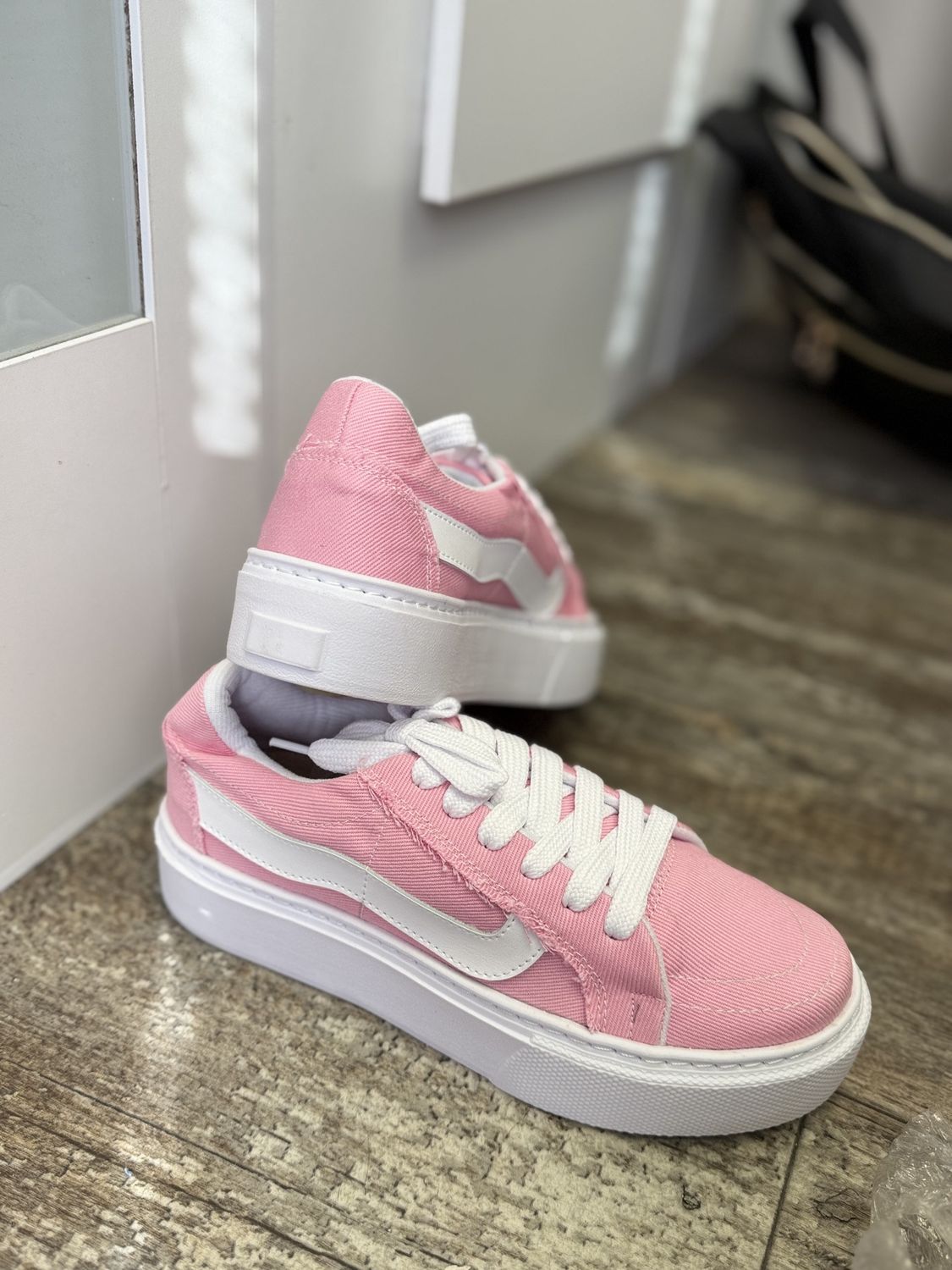 Tennis shoes, Colour: Pink, Size: 6