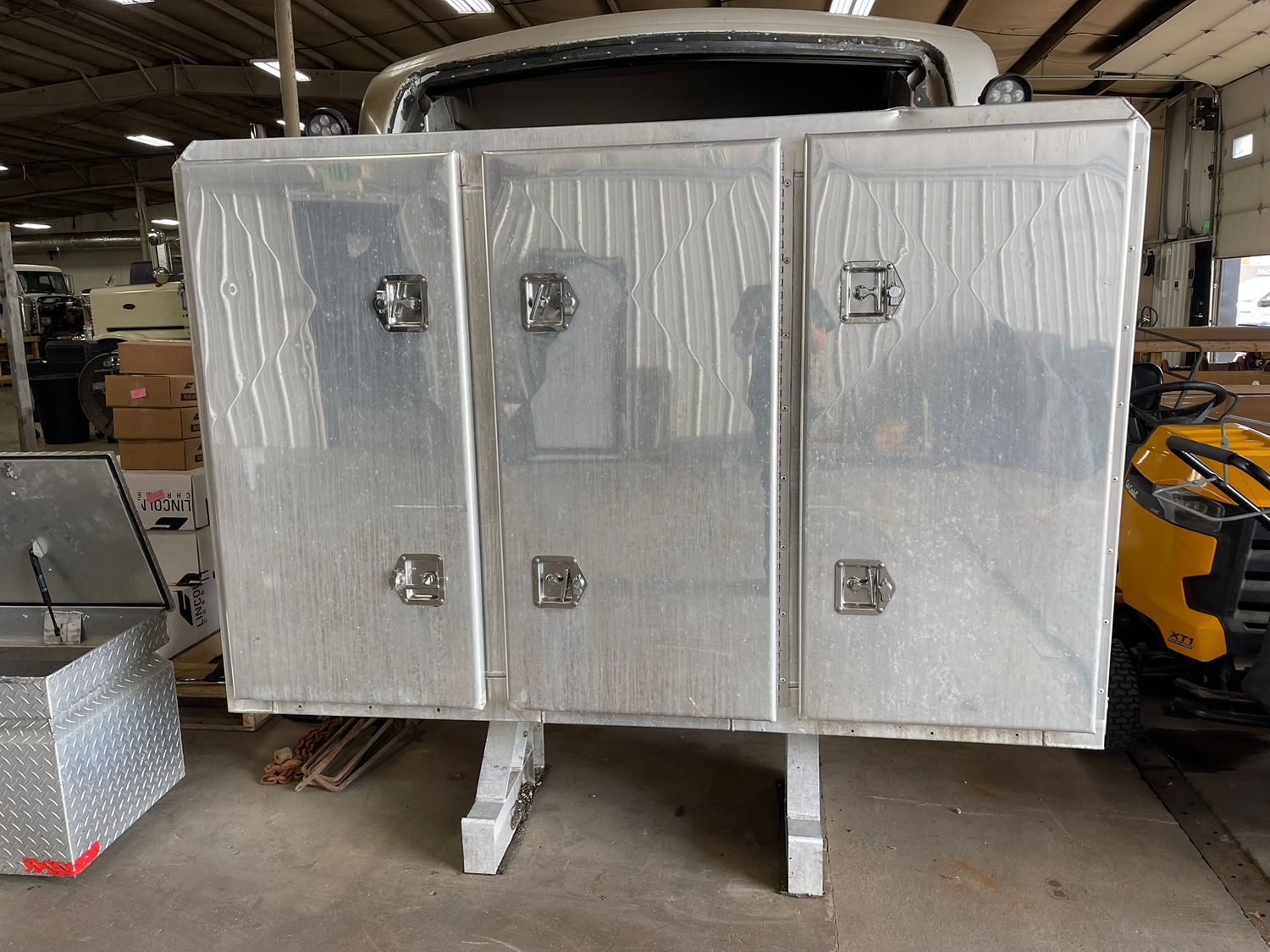 Consign. SL Headache Rack Enclosed